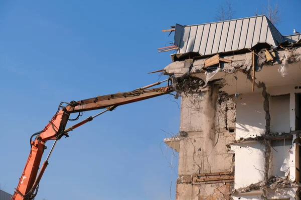 Demolição de edifícios com escavadeira hidráulica . — Fotografia de Stock