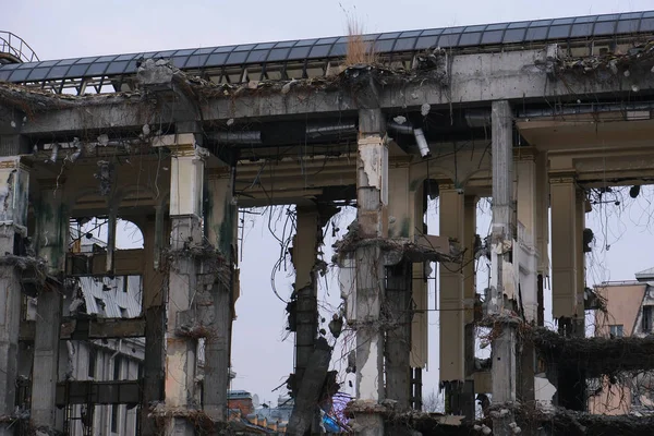 Ruínas destruídas de edifícios destruídos . Fotos De Bancos De Imagens