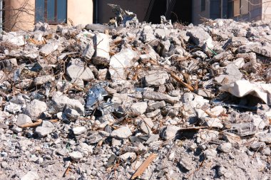 Yıkılan bina kalıntıları.