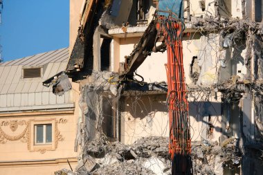 Hidrolik kazıcı ile bina yıkımı.