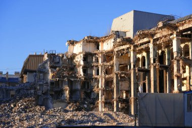 Yıkılan bina kalıntıları.