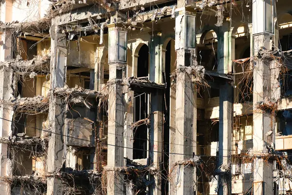 Yıkılan bina kalıntıları.