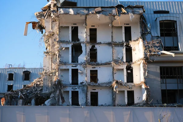 Ruinas destruidas demolidas del edificio . Imágenes de stock libres de derechos