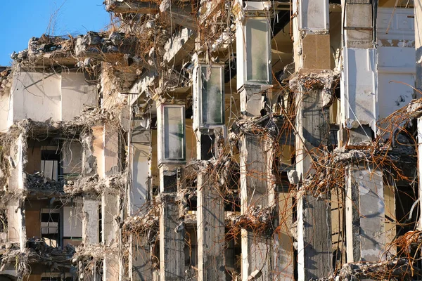 Ruínas destruídas de edifícios destruídos . Imagens Royalty-Free