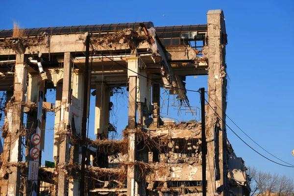 Ruinas destruidas demolidas del edificio . Fotos de stock