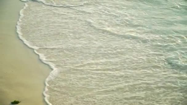 Vagues de mer roulant sur la plage de sable au coucher du soleil — Video