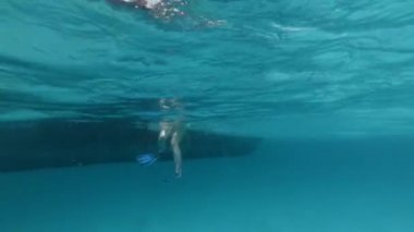 Tahta tekneden suya atlayan kadın.