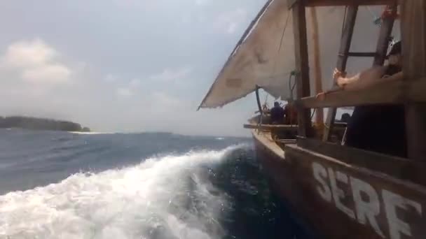 Barco de madera navegando rápido a través de olas oceánicas — Vídeo de stock