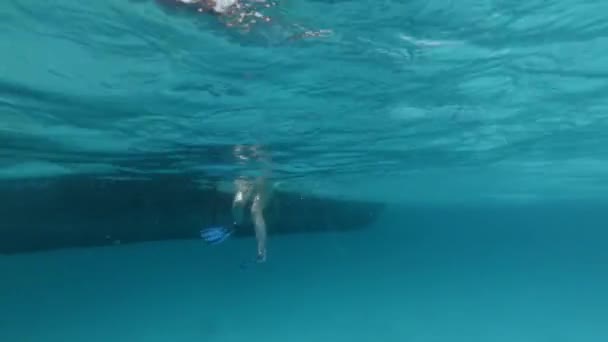 Kvinna störta i vatten från trä båt — Stockvideo