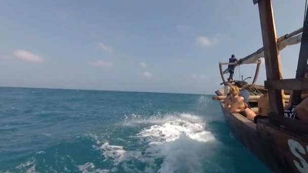 Houten boot vaart snel door oceaangolven — Stockvideo