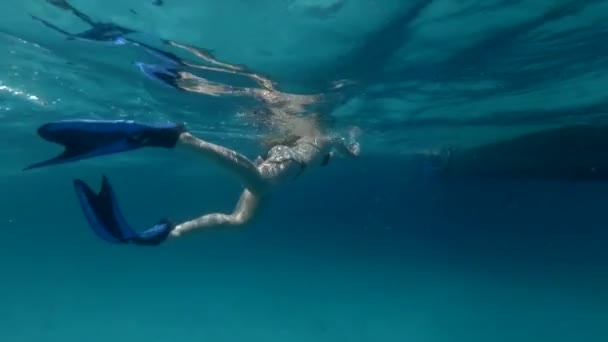 Frau schwimmt langsam zum Boot im Ozean — Stockvideo