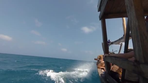 Wooden boat sailing fast through ocean waves — ストック動画