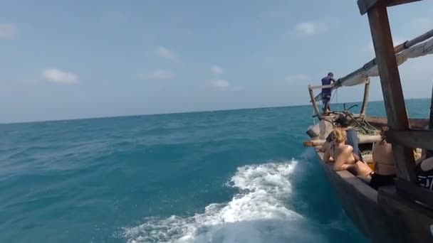 Wooden boat sailing fast through ocean waves — ストック動画