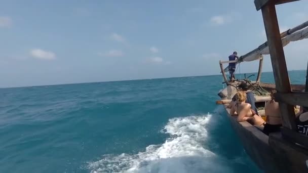Dřevěný člun plující rychle oceánskými vlnami