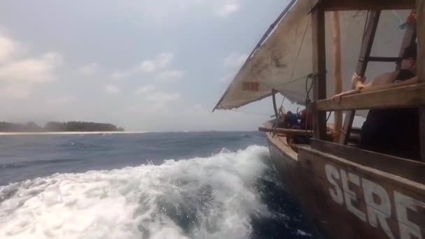 Dřevěný člun plující rychle oceánskými vlnami — Stock video