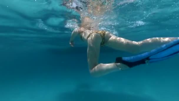 Kvinnan simmar långsamt till båten i havet — Stockvideo