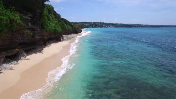 Lang zandstrand en azuurblauwe Oceaan van Bali eiland — Stockvideo