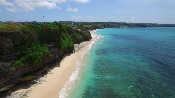 Larga playa de arena y océano azul de la isla de Bali — Vídeo de stock