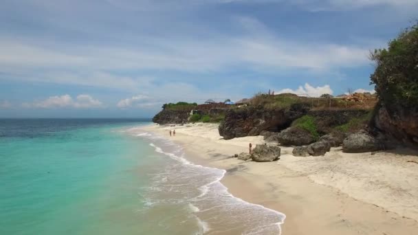 Larga playa de arena y océano azul de la isla de Bali — Vídeos de Stock