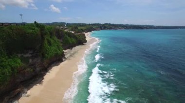 Uzun kumlu plaj ve Bali adasının masmavi okyanus