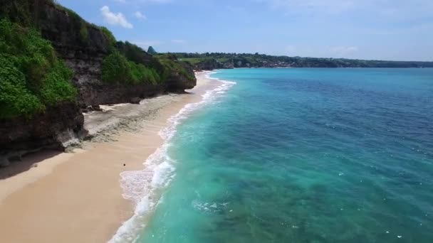 Larga playa de arena y océano azul de la isla de Bali — Vídeo de stock