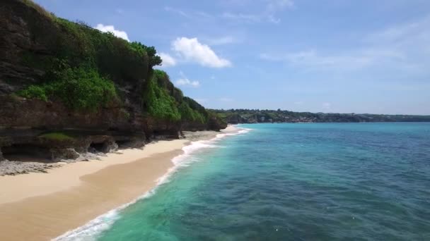 Длинный песчаный пляж и лазурный океан острова Бали — стоковое видео