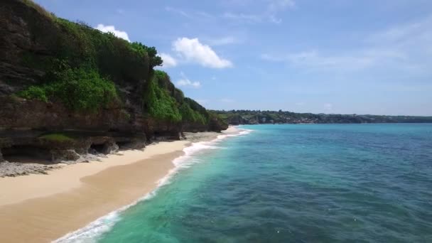 Hosszú homokos tengerpart és azúrkék óceán Bali szigetén — Stock videók