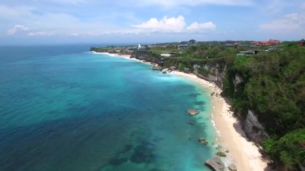 Dlouhá písečná pláž a azurové moře ostrova Bali — Stock video