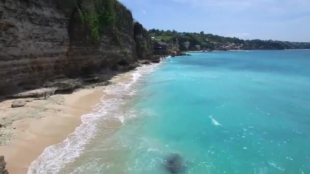 Longa praia de areia e oceano azul da ilha de Bali — Vídeo de Stock