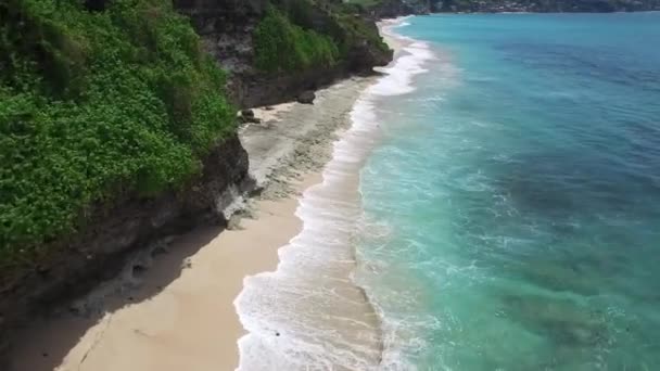 Dlouhá písečná pláž a azurové moře ostrova Bali
