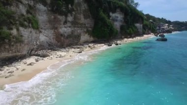 Uzun kumlu plaj ve Bali adasının masmavi okyanus