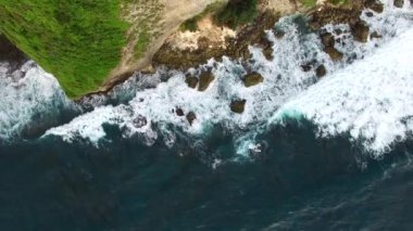 Kayalık okyanus kıyısının yüksek kayalıkları boyunca uçmak