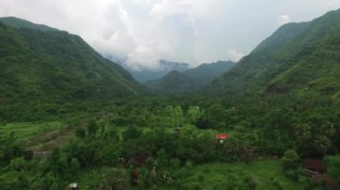 Yağmur ormanları ile kaplı dağlar boyunca uçuş