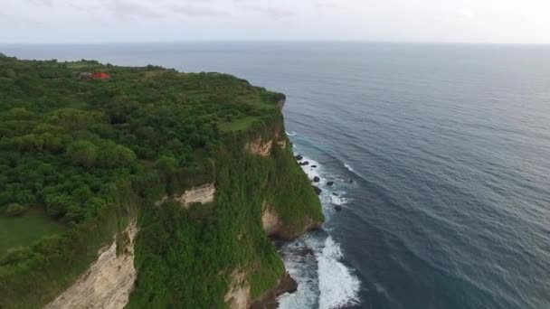 Fliegen an hohen Klippen der felsigen Küste des Ozeans — Stockvideo