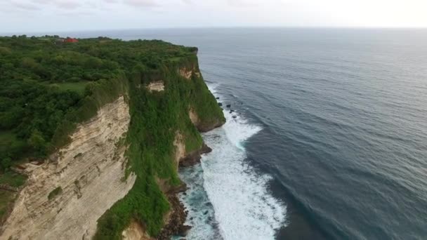Πετώντας κατά μήκος ψηλούς βράχων της βραχώδης ακτής του ωκεανού — Αρχείο Βίντεο