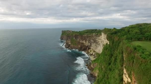 Voler le long de hautes falaises de rivage rocheux — Video