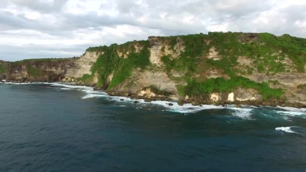 Kayalık okyanus kıyısının yüksek kayalıkları boyunca uçmak — Stok video