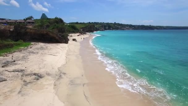 Longa praia de areia e oceano azul da ilha de Bali — Vídeo de Stock