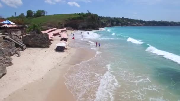 Playa de arena de ensueño y océano azul — Vídeo de stock