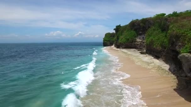 Vôo baixo acima da praia arenosa e oceano azul — Vídeo de Stock