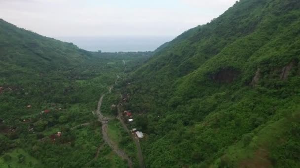 Voo ao longo de montanhas cobertas com floresta tropical — Vídeo de Stock