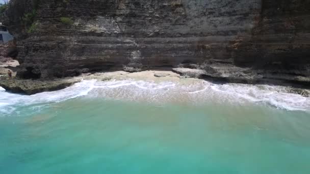 Písečná pláž a azurové moře ostrova Bali — Stock video