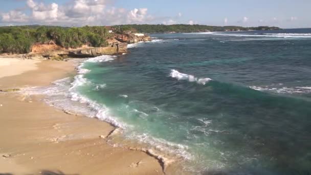 Prachtig strand zonder mensen pittoreske lagune — Stockvideo