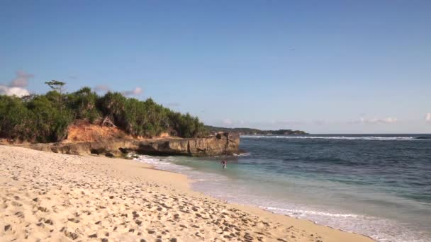 Insanlar pitoresk lagün olmadan güzel plaj — Stok video