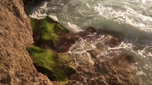 阳光明媚的日子，海水在岩石上决断 — 图库视频影像