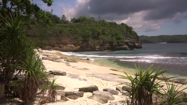 Райський пляж без людей в таємній лагуні — стокове відео