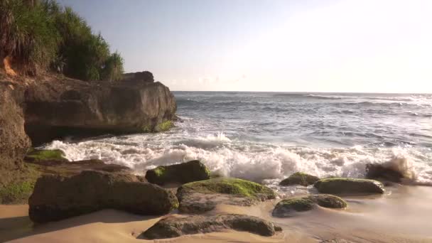 Bella spiaggia senza gente pittoresca laguna — Video Stock