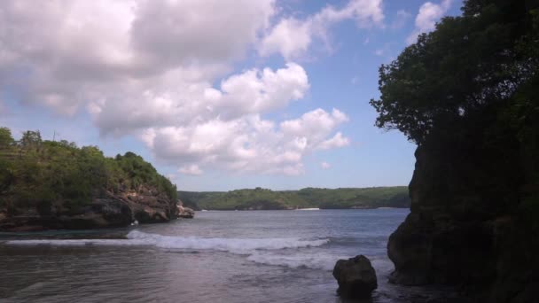Красивая лагуна, окруженная скалами и кустами — стоковое видео