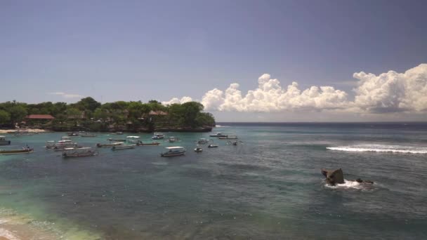 Playa de setas turísticas en la isla de Nusa Lembongan — Vídeos de Stock