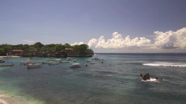 Plage de champignons touristique sur l'île de Nusa Lembongan 